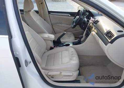 2015 Volkswagen Passat 1.8T Se z USA, uszkodzony, nr VIN 1VWBT7A32FC014956